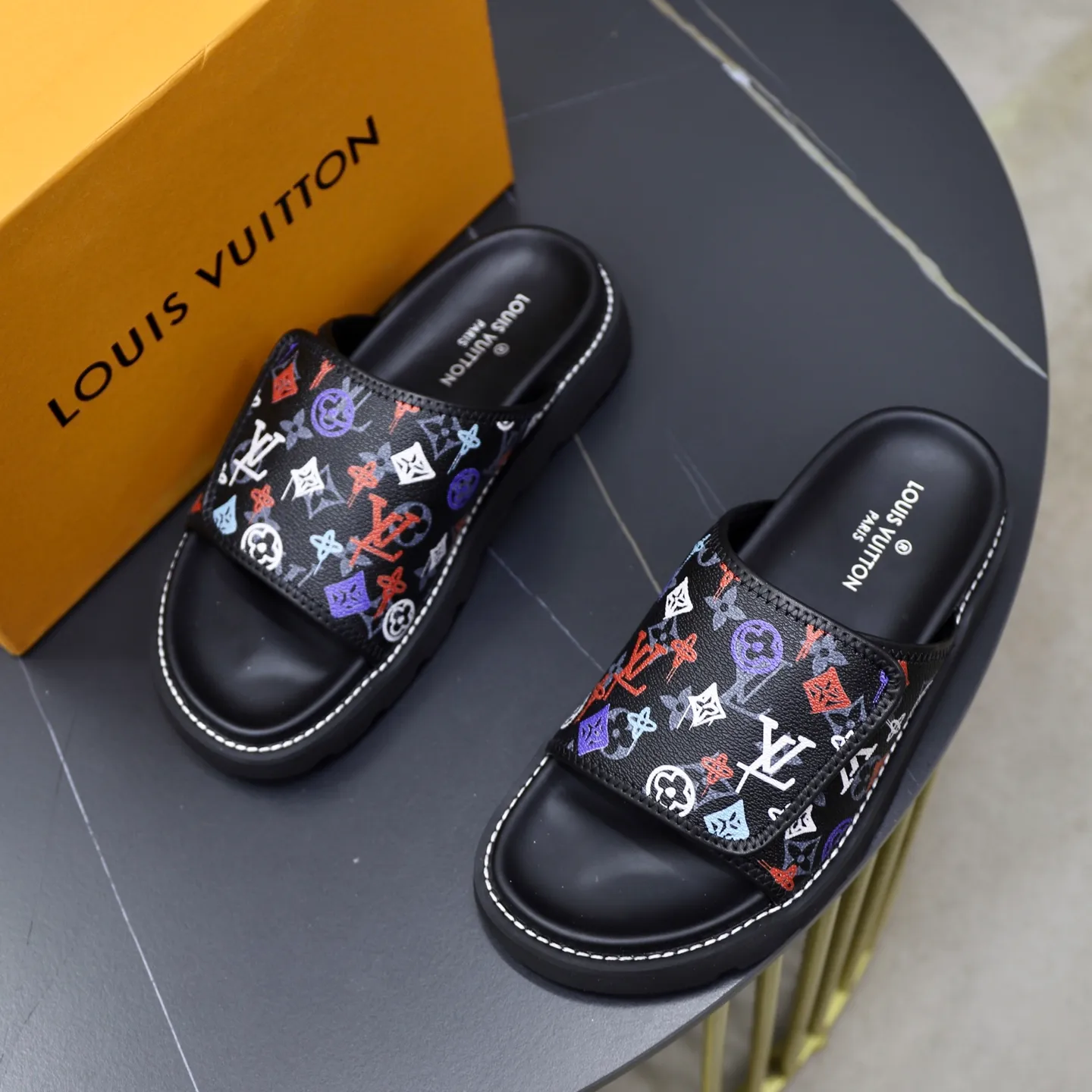Ex-factory price: 320💰🙅‍♂️🙅‍♂️🙅‍♂️ Brand: LV Louis Vuitton Standard code: 38-45 Grade: Same as the official website Material: Original material design Original rubber wear-resistant molded outsole Style category: Men's fashion sandals Distinguished luxury brand elements Top luxury Color: Actual picture color